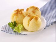 Kartoffelknödel auf Teller — Stockfoto