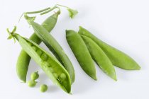 Pois verts frais avec gousses — Photo de stock
