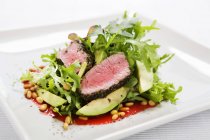 Gemischte Salatblätter mit Rindfleisch, — Stockfoto