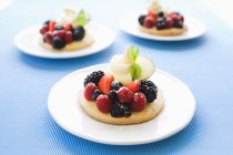 Shortbread with berries and sugar — Stock Photo
