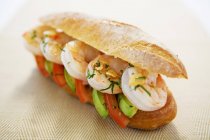 Sandwich mit Avocado und Tomaten — Stockfoto