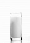 Стакан свежего и органического молока — стоковое фото