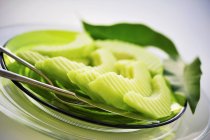 Crinkle-cut green melon slices — Stock Photo