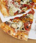 Вегетаріанська піца з маслинами та сиром — стокове фото
