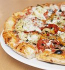 Pizza végétarienne aux olives et au fromage — Photo de stock
