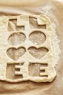 Vista close-up de massa de biscoito com as palavras amor cortado duas vezes — Fotografia de Stock
