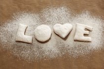 Nahaufnahme des Wortes Liebe zu Keksen mit Puderzucker — Stockfoto