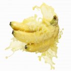 Бананы с брызгами сока — стоковое фото