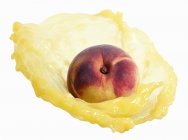 Pfirsich mit spritzigem Pfirsichsaft — Stockfoto