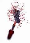 Красное вино выплескивается из бутылки — стоковое фото