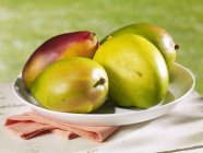 Свежие манго на тарелке — стоковое фото