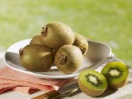Mehrere ganze Kiwi-Früchte — Stockfoto