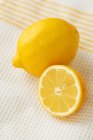 Citron frais et demi — Photo de stock