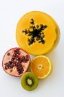 Frutas exóticas frescas a la mitad - foto de stock