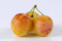 Ripe yellow plums — Stock Photo