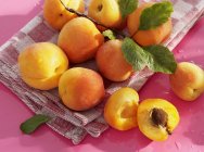 Abricots frais cueillis avec des feuilles — Photo de stock