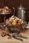 Смешанные орехи в металлической чаше — стоковое фото