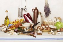 Pilzstillleben mit Salat, Radicchio und Öl — Stockfoto