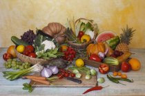 Натюрморт из фруктов и овощей над деревянной поверхностью — стоковое фото