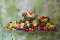 Vue rapprochée de fruits nature morte sur table en métal — Photo de stock