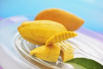 Mangos tailandeses amarillos pelados - foto de stock