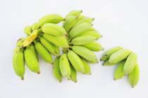 Plátanos verdes frescos - foto de stock