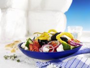 Греческий салат на голубой тарелке — стоковое фото