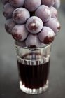 Glass of red wine and grapes — Stock Photo
