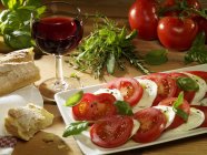 Tomate e mussarela na placa — Fotografia de Stock