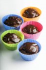 Muffins em casos coloridos — Fotografia de Stock