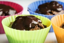 Muffins with chocolate sauce — Stock Photo
