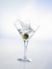Martini mit grünen Oliven — Stockfoto