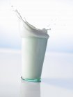 Bicchiere di spruzzi di latte — Foto stock