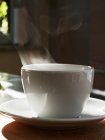 Dampfende Tasse mit Tee — Stockfoto