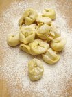 Pastas frescas de Tortellini - foto de stock