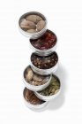 Vue rapprochée de diverses épices dans de petites boîtes empilées — Photo de stock