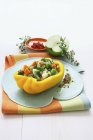 Barchetta di verdure - Barco de pimienta con relleno de verduras a bordo sobre una toalla de colores - foto de stock