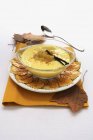 Vue surélevée du dessert aux pommes à la vanille et aux feuilles — Photo de stock