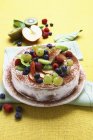 Cake with vanilla cream and fruits — Stock Photo