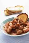 Nahaufnahme von Cacciucco alla livornese italienische Fischsuppe mit Toasts — Stockfoto