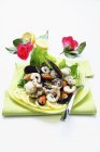 Misto mare al limone - Seafood with lemon on green plate — Stock Photo