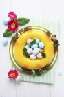 Вид зверху на формований крем Забагліон з шафраном, солодкими яйцями та квітами — стокове фото
