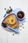 Вид зверху на яблучні оладки Фріттель з цукерками та соусом — стокове фото