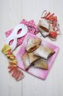 Vista panoramica sui dolci del carnevale tirolese con maschera e nastri — Foto stock
