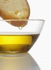 Olio di oliva sgocciolante — Foto stock