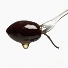 Olivenöl, das von der Olive tropft — Stockfoto