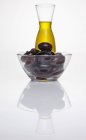 Чорні оливки в скляній мисці — стокове фото