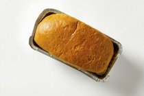 Хліб бріче в алюмінієвій тарілці для випічки — стокове фото