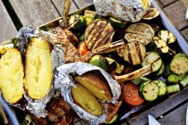 Barbecued vegetables on tray — Stock Photo
