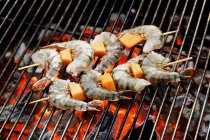 Vista elevada de espetos de camarão no churrasco — Fotografia de Stock